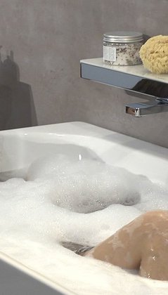 Ein laengliches Badezimmer